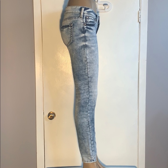 Silver Jeans Distressed Acid Wash 29” Inseam - Picture 4 of 14